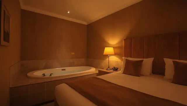 Illustration générée, pas une photo — Love room La Suite Spa & Cinéma à Saint-Lambert-du-Lattay